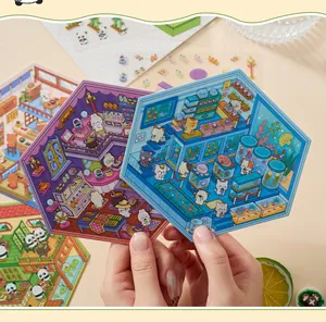 Detailansicht sechseckiger 3D Miniaturlandschaft PET Aufkleber mit Cartoon Zimmerszenen.