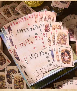 Gros plan sur un jeu de cartes à jouer rétro Alice au pays des merveilles