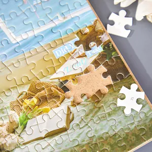 Landschafts-Puzzle mit Strand-Illustration in hellen Farben und ästhetischem Geschenkkarton