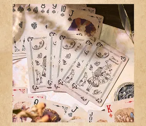 Gros plan sur des cartes de poker rétro Alice au pays des merveilles