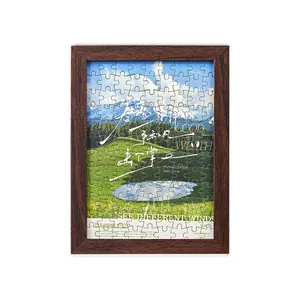 Ästhetisches Landschafts-Puzzle in einem dunklen Holzrahmen als Schreibtischdekoration