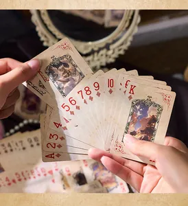 Gros plan de cartes à jouer de style vintage avec des illustrations de jeunes filles.