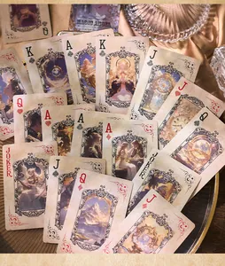 Gros plan de cartes à jouer fantastiques vintage avec illustrations de filles et étoiles