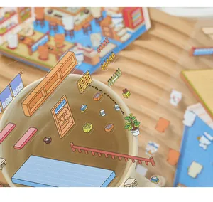 Nahaufnahme von 3D-Miniaturhaus-PET-Aufklebern auf einer Keramiktassenoberfläche