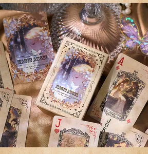 Cartes à jouer de style rétro avec illustration de personnages vue détaillée
