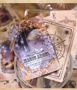Gros plan de cartes à jouer vintage magic angel dans un présentoir en verre