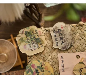 Detailopname van antieke acryl koelkastmagneten met Chinese kalligrafie en illustraties