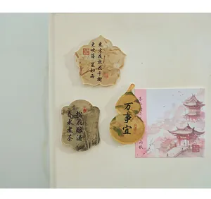 Set van drie antieke acryl koelkastmagneten met Chinese kalligrafie en landschapskunst
