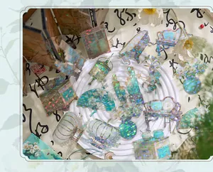 Macro-opname van holografische laserstickers met antieke Chinese meubel- en lantaarnmotieven