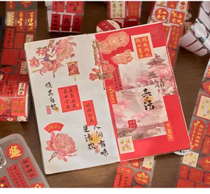 Détail en gros plan d'un ruban adhésif washi doré de style chinois dans un carnet créatif