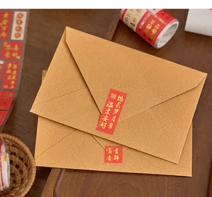 Gros plan d'autocollants de bénédiction chinoise en feuille d'or sur enveloppes
