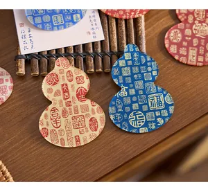 Detail van koelkastmagneten met traditionele Chinese kalligrafie op houten tafel.