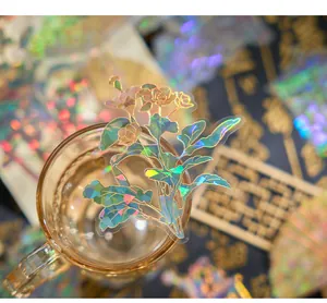 Gedetailleerd beeld van een holografische bloemensticker met schelplichteffect op een glas