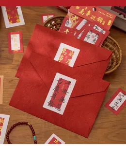 Detailopname van Chinese goudfolie kalligrafiestickers op rode enveloppen voor DIY
