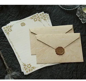 Detaillierte Ansicht von elegantem Vintage-Briefpapier und Umschlägen mit Wachssiegel