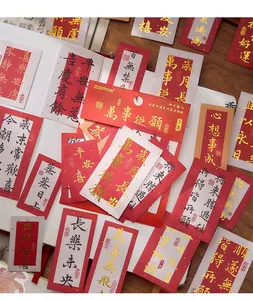 Detailopname van goudgestempelde Chinese kalligrafiestickers met rode achtergrond