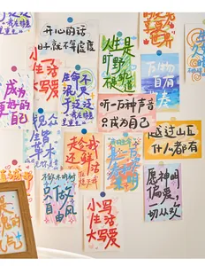 Vue détaillée de cartes postales colorées avec une typographie artistique faite à la main