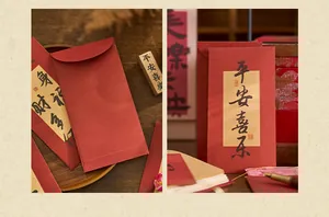 Détail de pochettes rouges traditionnelles avec un design élégant en calligraphie