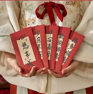 Gros plan d'enveloppes rouges festives avec calligraphie chinoise traditionnelle