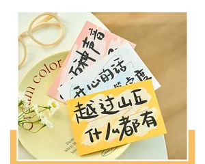 Détail de cartes postales inspirantes avec texte manuscrit sur accessoires esthétiques.