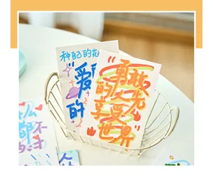 Gros plan de cartes postales inspirantes avec texte chinois coloré dans un panier.