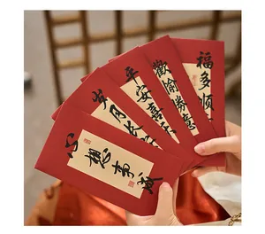 Enveloppes rouges chinoises traditionnelles avec calligraphie pour le Nouvel An lunaire et les mariages.
