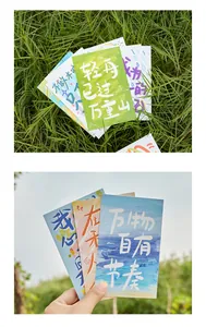 Vue détaillée de cartes postales à message inspirant tenues à l'extérieur