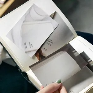 NOTEFOR esthetisch literair memo-notitieboekje geopend met citaatkaarten in hand