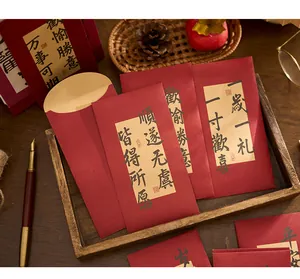 Détail d'enveloppes rouges avec calligraphie chinoise artistique et éclairage d'ambiance chaleureux.