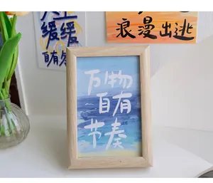 Carte postale de motivation avec fond aquarelle bleu dans un cadre en bois de couleur claire