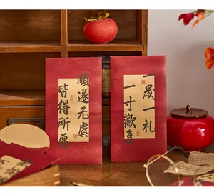 Gros plan sur des enveloppes rouges chinoises avec calligraphie noire élégante