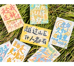 Cartes postales artistiques avec slogans inspirants peints à la main sur de l'herbe verte