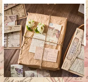 Detailansicht von Vintage-Scrapbooking-Papierblöcken auf einem Kraftpapierpaket