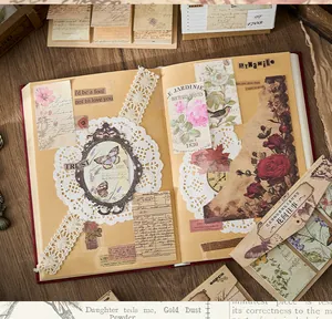 Detail von Vintage-Museum-Serie Junk Journal Aufklebern und Papieren auf einer Notizbuchseite