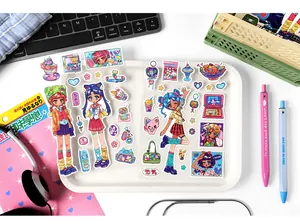 Nahaufnahme von Infeel.Me Y2K süßen Anime-Mädchen Aufkleberbögen auf dem Schreibtisch