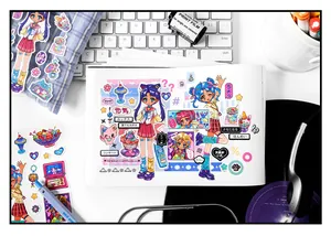 Nahaufnahme von bunten Anime-Mädchen-Aufklebern in einem weißen Notizbuch