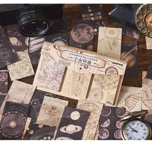Nahaufnahme von Vintage-Astronomie-Notizblöcken mit dekorativer Retro-Uhr und Objektiv