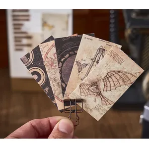 Detailansicht von Vintage-Retro-Journaling-Papierkarten im Museumsstil mit Metallclip