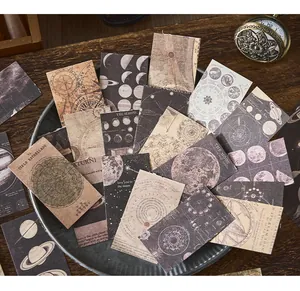 Detailansicht von dekorativen Notizblöcken mit astronomischen und lunaren Vintage-Motiven