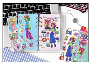 Nahaufnahme von süßen Y2K-Anime-Mädchen-Stickern in einem transparenten Ordner