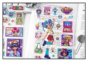 Nahaufnahme von bunten Deko-Aufklebern im Y2K-Anime-Stil für Journal und Scrapbooking