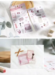 Vista dettagliata di adesivi a trasferimento floreale su busta bianca per scrapbooking