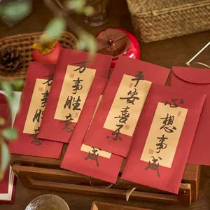 Enveloppes rouges du Nouvel An chinois avec calligraphie élégante