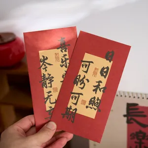 Enveloppes rouges chinoises traditionnelles avec calligraphie pour Nouvel An et mariages