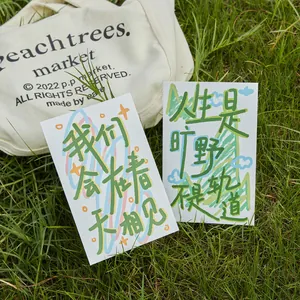 Cartes postales avec citations inspirantes sur fond de pelouse.