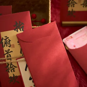 Enveloppes rouges de mariage chinois avec calligraphie