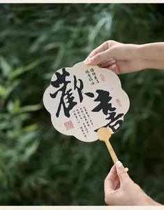 Abanico de mano chino tradicional con una elegante caligrafía negra y mango de bambú