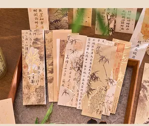 Gedetailleerde opname van bladwijzers in Chinese stijl met gouden kalligrafie details.