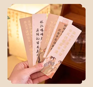 Detailopname van traditionele Chinese kalligrafie-bladwijzers met goudfolie details