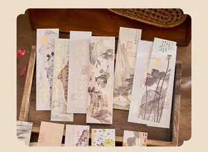 Gedetailleerde close-up van traditionele Chinese stijl goudfolie bladwijzers met kunst